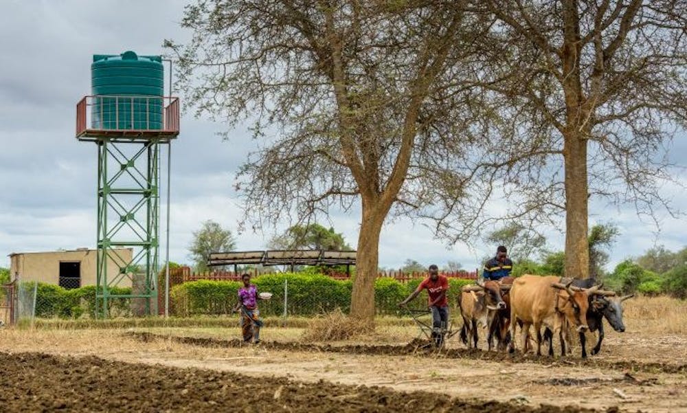 Adgang til rent vand giver familier en bedre livskvalitet og høst. Jon Warren / World Vision.