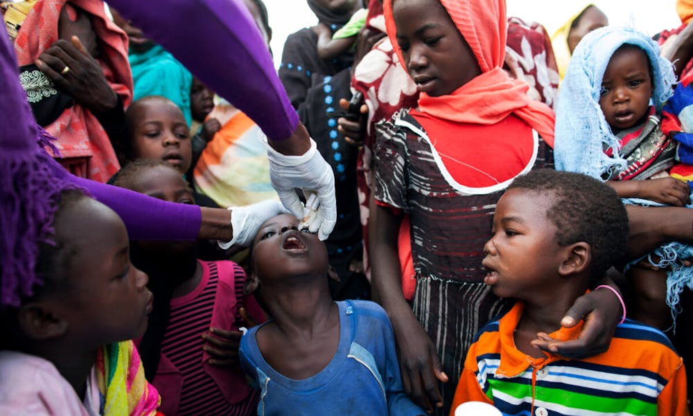 Et barn bliver vaccineret mod polio i 2014. Nu er Afrika fri for sygdommen. Foto: CCBY United Nations Photo.