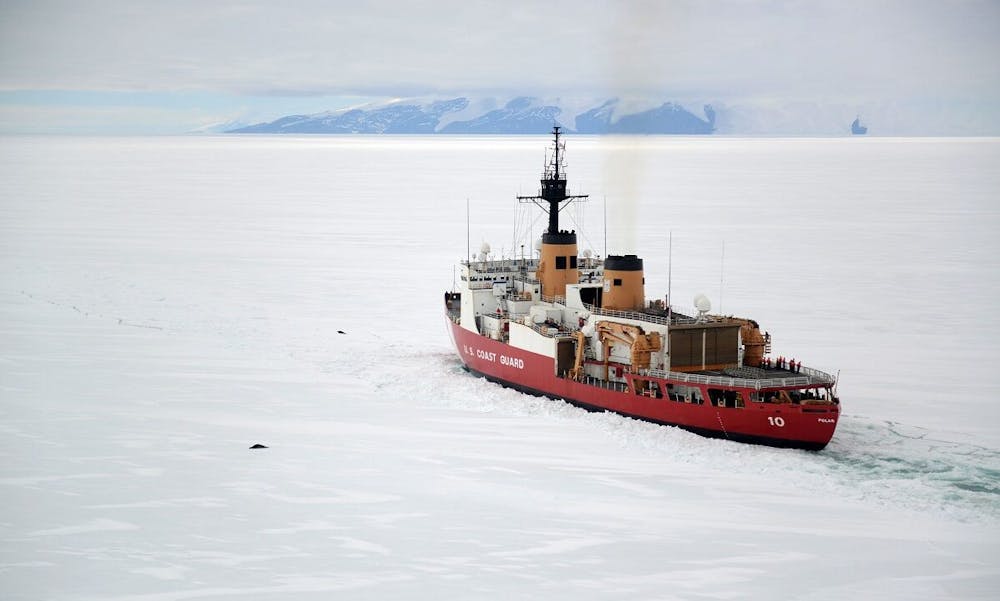 Verdens største beskyttede havområde er Rosshavet ved Sydpolen. Her er en amerikansk isbryder på vej til en forskningsstation i området, der er mere end fire gange så stort som Tyskland. Foto: Coast Guard News CCBY
Seeing wildlife unique to Antarctica is one of the many highlights that the cutter’s crew experiences during their yearly deployment to the southern continent. U.S. Coast Guard photo by Chief Petty Officer David Mosley.