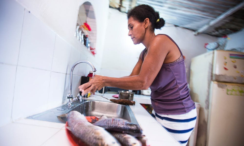 Mari Luz Otero Pérez i sit nye køkken. Rent bord til dagens fangst giver glade kunder og penge i kassen. Foto: UNOPS / John Rae