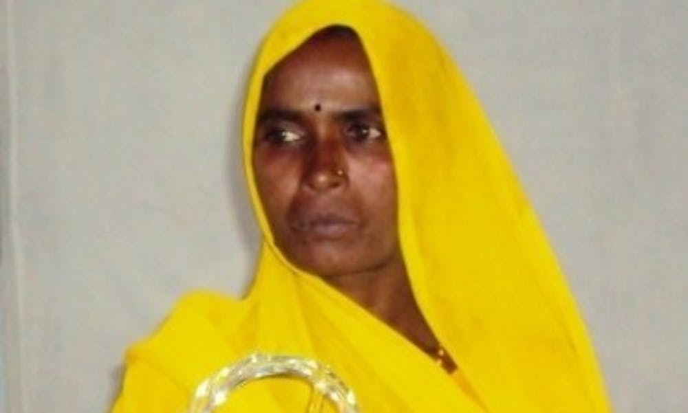 Nepalesiske Resma Devi Das har fået et håndgribeligt bevis på, at hun er en vaskeægte ’power-kvinde.’ Ved det årlige ’Celebrating Womanhood Awards’, som er en national prisuddeling til kvinder, der har nået særlige mål. Foto: CARE