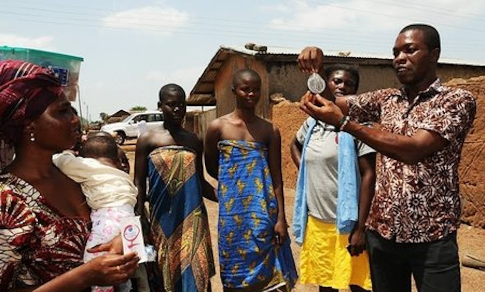 Mahmoud Nantomah demonstrerer femidom – kondom til kvinder – i landsbyen Mandari. Foto: Lotte Ærsøe
