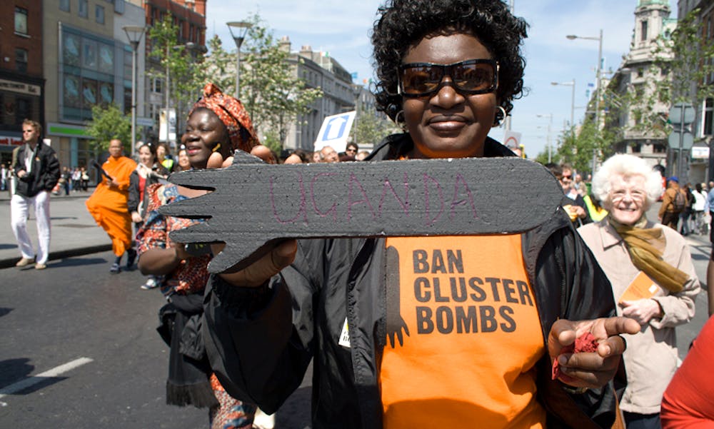 Demonstrant fra Uganda i Dublin 2008, hvor konventionen mod klyngebomber begyndte. Foto: CCBY pxkls