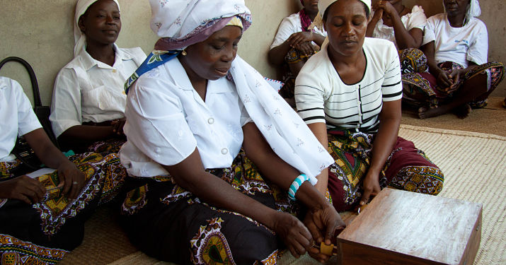 ”Kvinderne bliver økonomisk uafhængige, og det får dem til at stille krav om øget indflydelse i hjemmet og samfundet i øvrigt. Så det er faktisk også en slags uddannelse i demokrati,” fortæller Maj Manczak. FOTO: MALENE WIINBLAD
