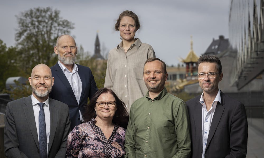 Sådan ser – det meste af – Verdens Bedste Nyheders bestyrelse ud. Forrest fra venstre står Henrik Fredborg Larsen, direktør UNDP’s nordiske kontor, Stine Pilegaard Jespersen, underdirektør for arbejdsmarked, uddannelse og forskning, Dansk Erhverv (næstforperson), Kim Jensen, kommunikationskonsulent, CISU (observatør), Flemming Johannesen, kommunikationschef, FN Byen. Bagerst står Claus Stig Pedersen, nordisk chef for bæredygtighed, Deloitte, og Johanne Schmidt-Nielsen, generalsekretær Red Barnet og repræsentant for Globalt Fokus (forperson). På billedet mangler Marie Gad, underdirektør for global udvikling og bæredygtighed, DI, og Julie Rosenkilde, sekretariatsleder Nyt Europa og forperson for 92-gruppen.