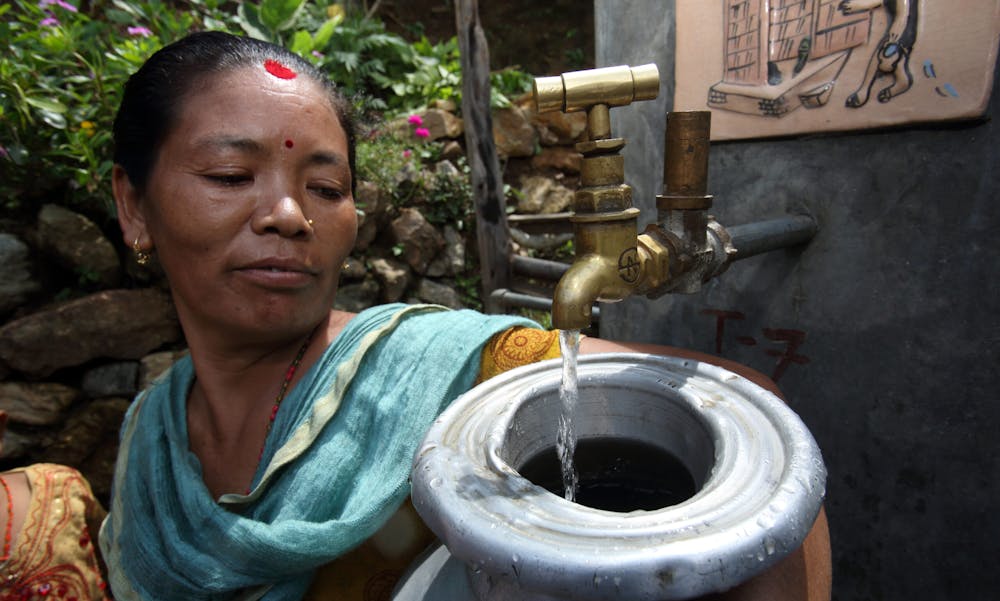 En kvinde i det sydlige Nepal henter vand fra en sikker drikkevandskilde. Bedre toiletter og rent vand betyder, at tusindvis af nepalske børn overlever dødbringende diarre hvert år. Foto: Photo by Jim Holmes for AusAID/Water Alternatives Photos CCBY