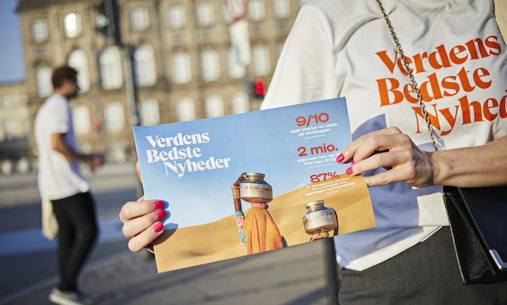 Mange danskere møder Verdens Bedste Nyheder, når årets papiravis bliver delt ud af frivillige en morgen i september. Foto: Lasse Bak Meilvang.