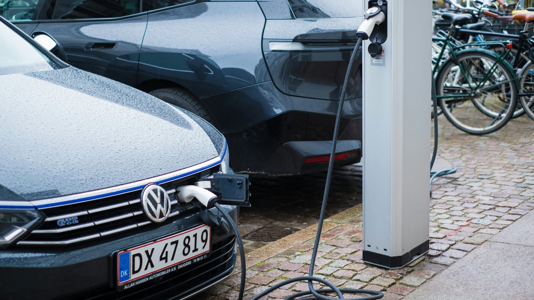 I december sidste år udgjorde elbiler over 90 procent af nye biler i de danske husholdninger i den måned. 