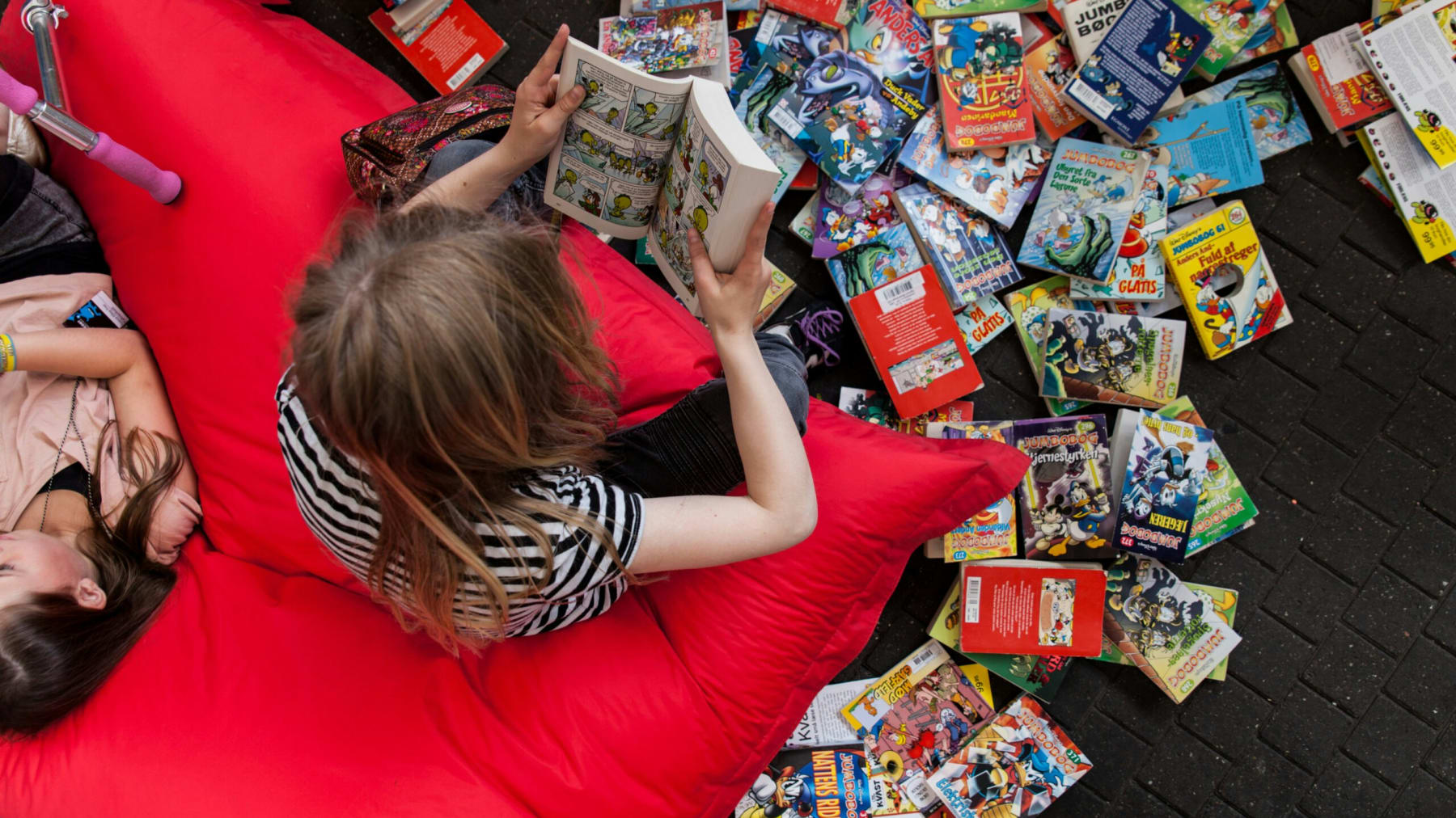 Tegneserier kan ikke bare give børn mere lyst til at læse, de kan også styrke deres læsefærdigheder. 