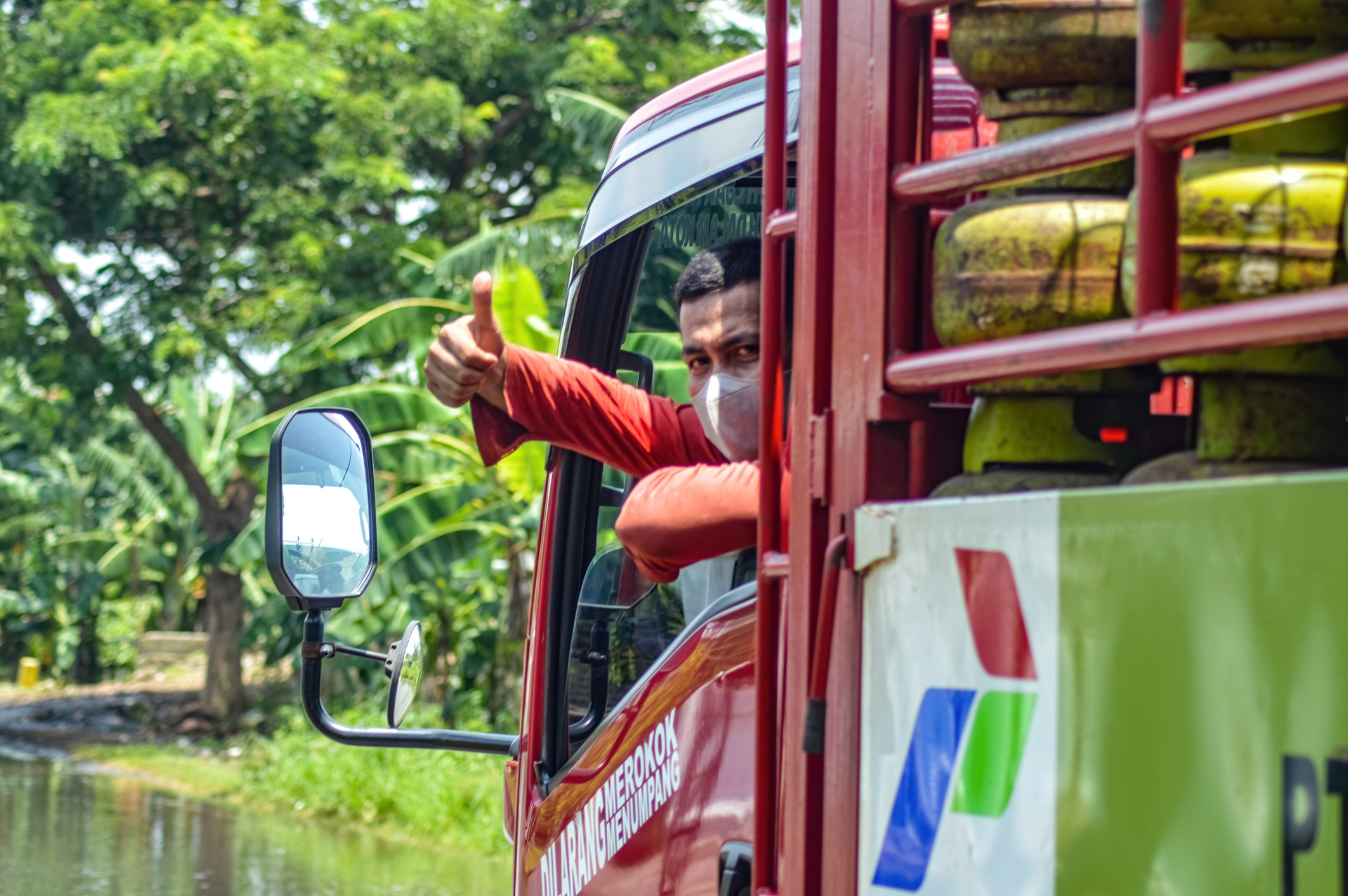 I dag bruger langt de fleste indonesere flaskegas til at lave mad, som dem der er i lastbilen her.